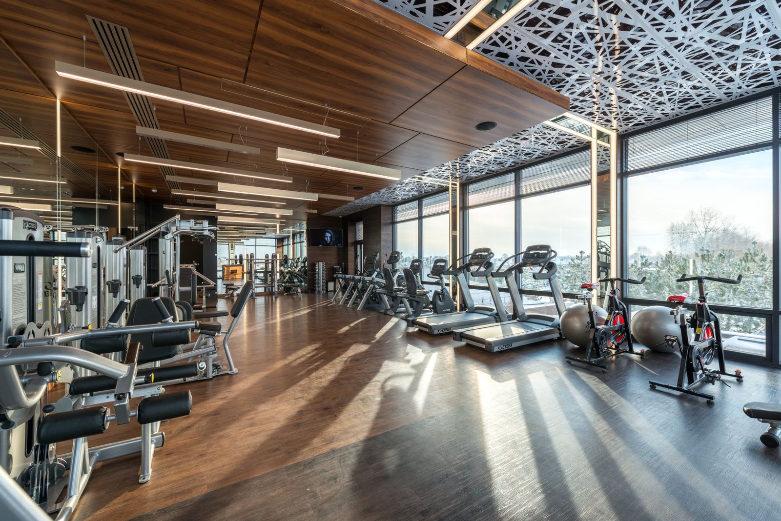 Sala fitness con grandi finestre