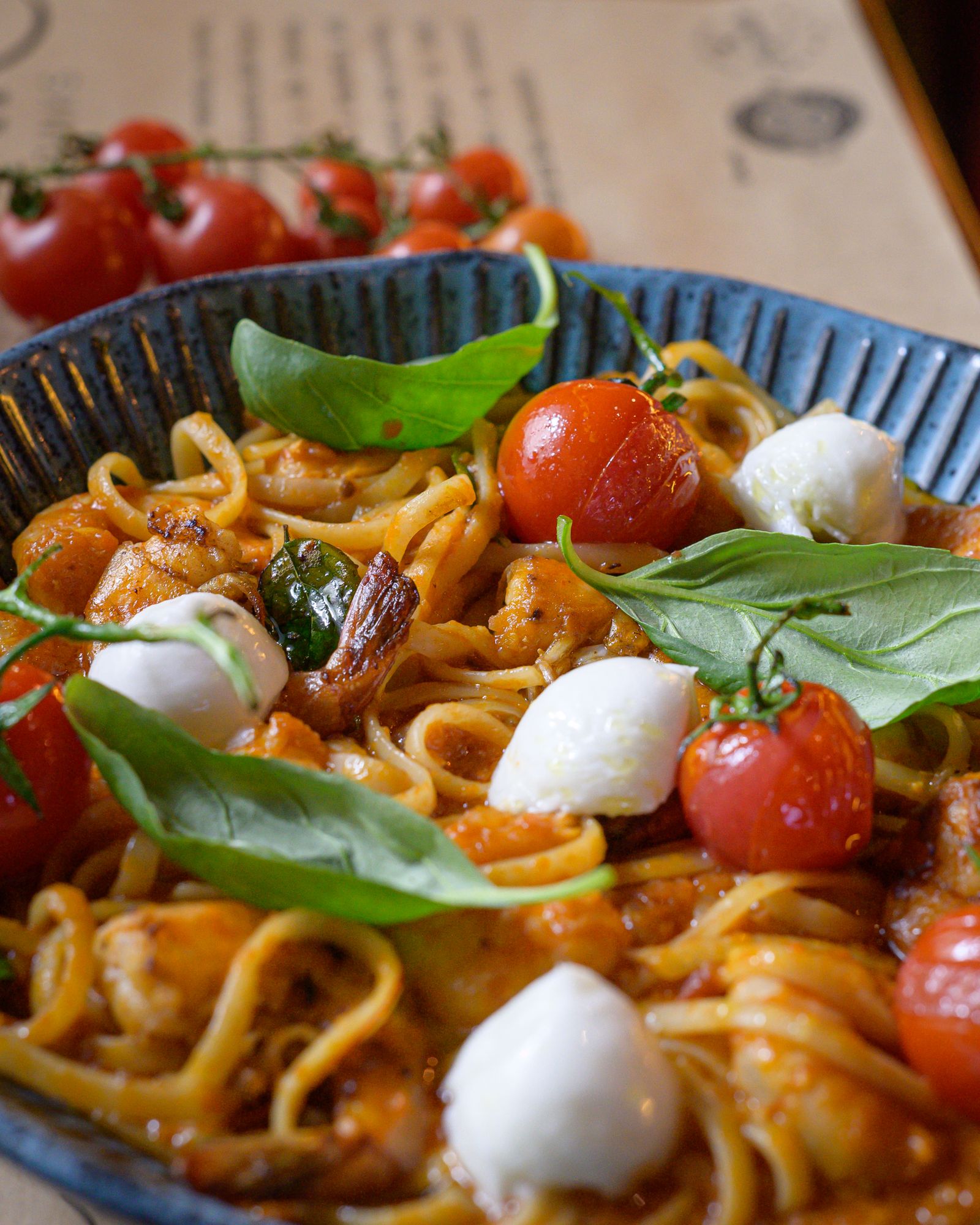 Pasta con pomodorini e basilico