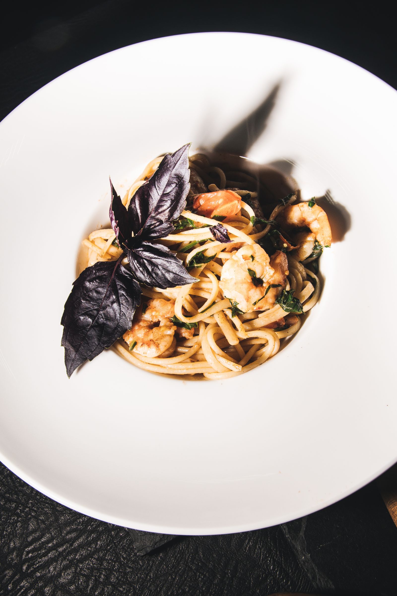 Piatto di pasta con basilico
