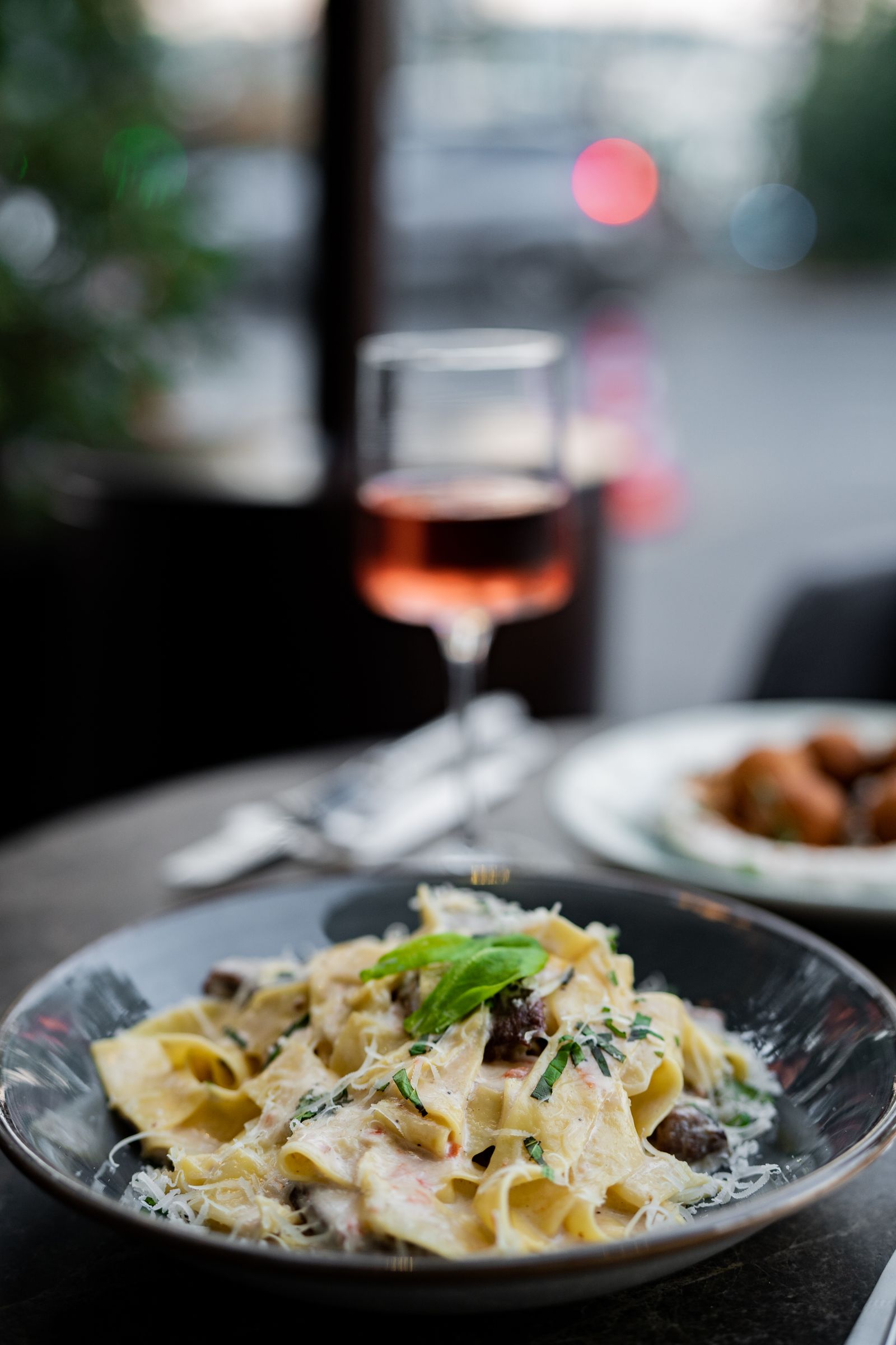 Tavolo con vino e pasta